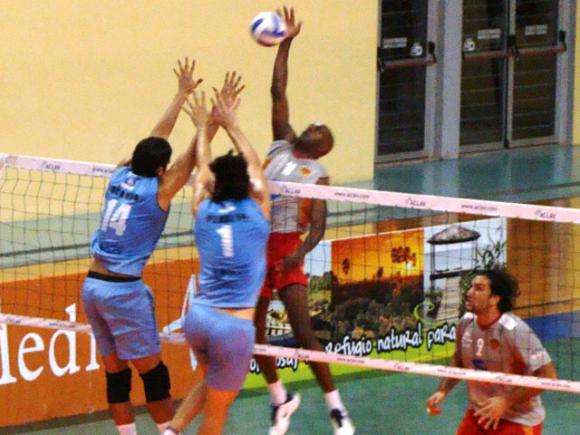 Buen arranque de La Unión de Formosa ante Sarmiento Santana.