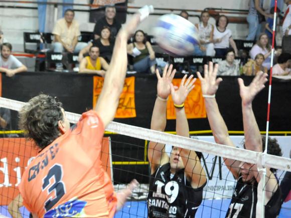 Lechuzas Villa María dio vuelta el partido y se adelantó en el repechaje.