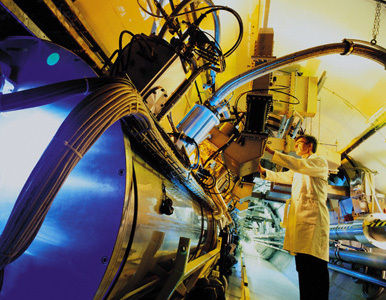 Científicos del CERN logran manipular por primera vez átomos de antimateria.