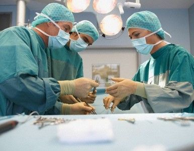 Cirujanos españoles salvan la vida de un feto con endoscopia en una operación pionera.