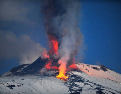 Impresionantes imágenes del volcán italiano Etna, en erupción.