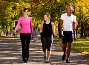 Caminar una hora diaria reduce un 50% la influencia genética a la obesidad.