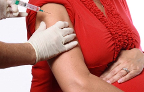 Vacunas contra la gripe en embarazadas podrían proteger al bebé.