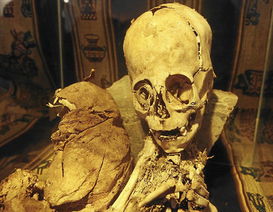 Perú desenvuelve el misterio de la momia ´alienígena´