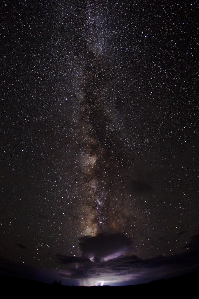 La Vía Láctea sobre una tormenta eléctrica.