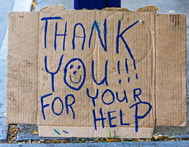 En EE. UU. prohíben con una insólita ley dar de comer al aire libre a los sintecho.