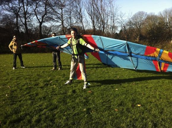 Un ingeniero vuela con éxito creando sus propias alas y con la ayuda de un teléfono Android.