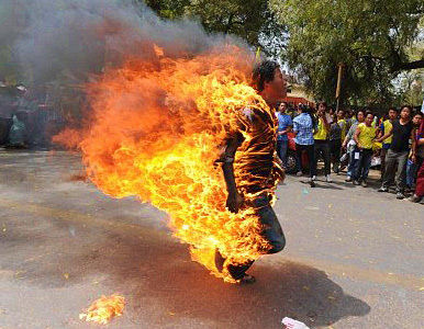 El Tíbet ´arde´ en la india contra la visita del presidente chino a Nueva Delhi (imágenes)