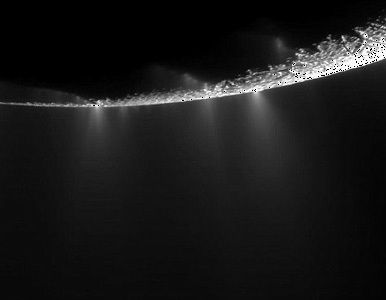 ¿Nieve con microbios? La sonda Cassini captura posible vida en una luna de Saturno.