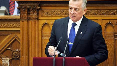 Renunció el presidente húngaro tras confirmarse que plagió su tesis.