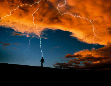 Un video muestra a un hombre sobreviviendo por dos veces a la caída de un rayo.