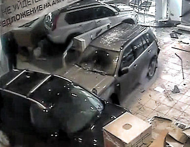 Un hombre se cansa de esperar en un salón de automóviles y lo destroza.