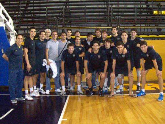 Román Riquelme, Somoza y Viatri visitaron el plantel de Boca. Venta de entradas para la final.