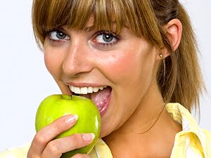 Cuidar lo que comemos para mantener los dientes blancos