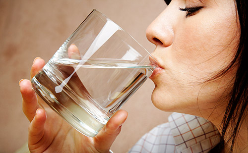 Beber agua o bebidas dietéticas en vez de calóricas podrían implicar un cambio en la salud.