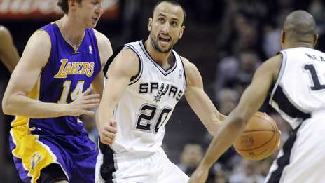 Que pase el que sigue... Manu Ginóbili hizo este viernes un partidazo ante los Lakers.
