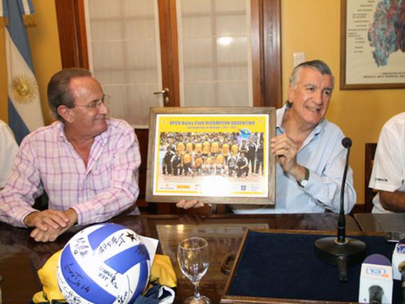 UPCN Voley y el gobernador Gioja se prometieron otra visita para el tri