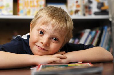 Facebook esconde la cara de un niño con síndrome de down.