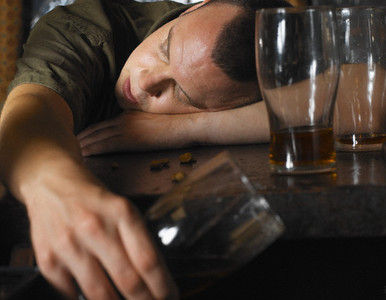 Los científicos lo tienen claro, los adictos al trabajo se convierten en alcohólicos.