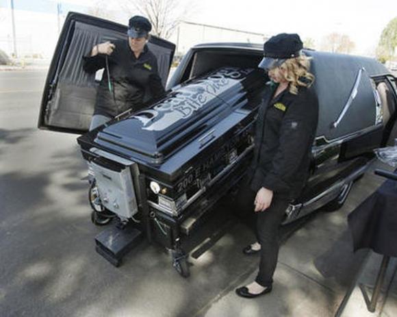 Dead Dogs - el carrito de hot dogs más espeluznante del mundo los preparan en un ataúd Negro