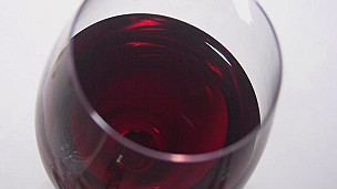 Hallan cómo el vino tinto alarga la vida