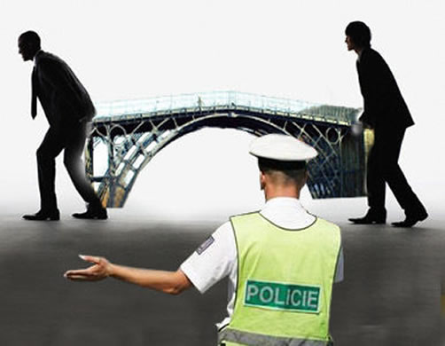 Roban un puente peatonal de 10 toneladas frente a la policía