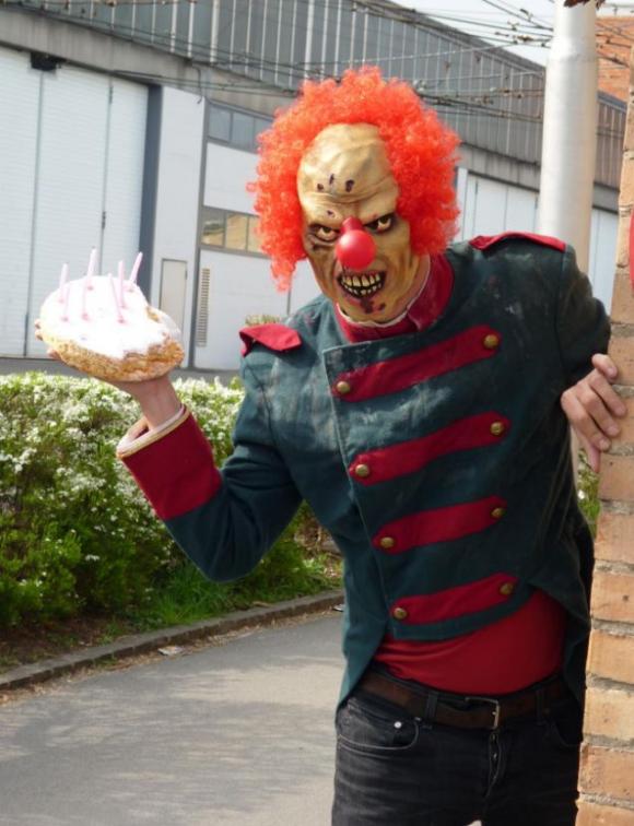 Dominic Deville, un payaso de cumpleaños malvado, que cobra para acosar a tu hijo