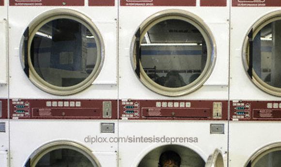 Padre irresponsable mete a su hijo a la lavadora