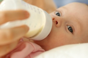 Médicos desalientan el consumo de leche de vaca antes del primer año
