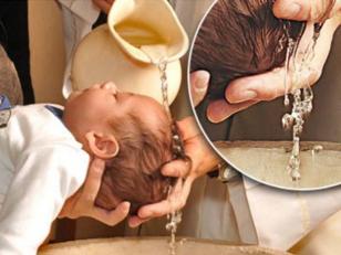 Milagro: Se formó una cruz con el agua bendita con la que bautizaron a un niño