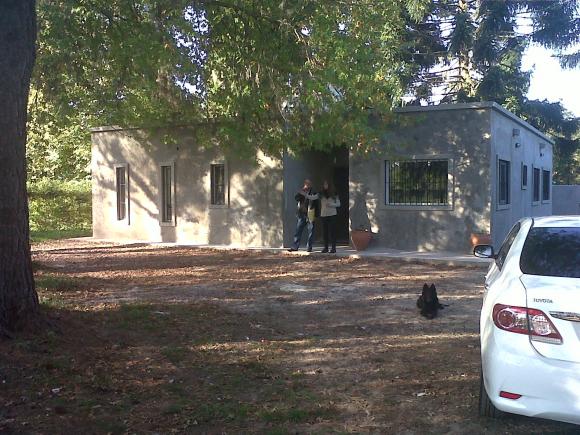 Casa noderna -u$s 155.000.- en lote de  1875 m² Sup-.