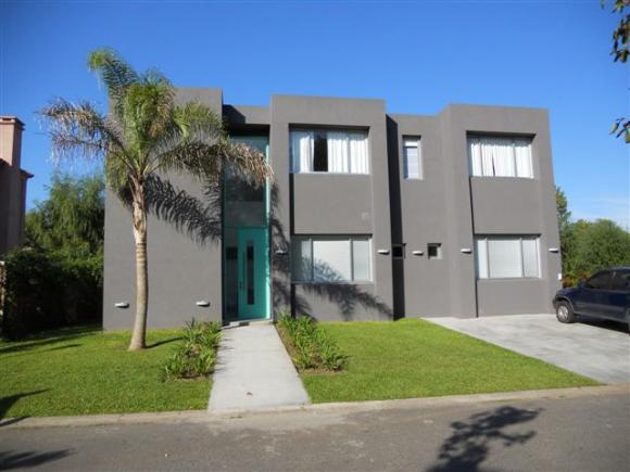 Casa en Barrio Canestrari .-VENDIDA-