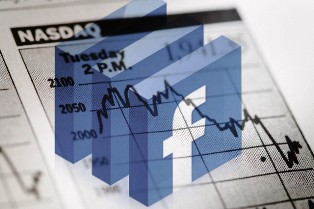 Facebook se desploma en la bolsa de valores y analiza dejar el Nasdaq.