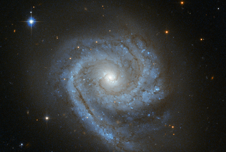 El Hubble fotografía una galaxia espiral dentro de otra