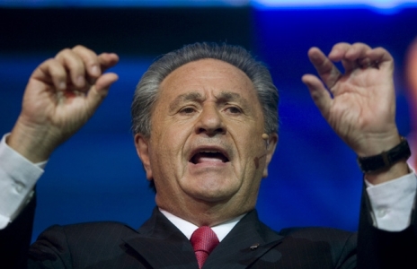 Vuelve Duhalde a escena, dólar a cinco mangos y un operativo distracción