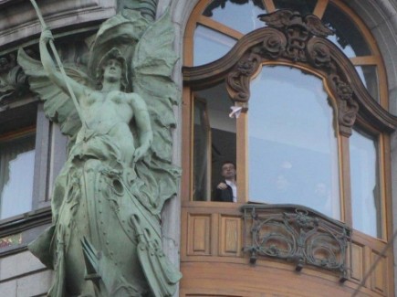 Millonario ruso lanza billetes por la ventana ¿Es este acto un grito desesperado de la élite?