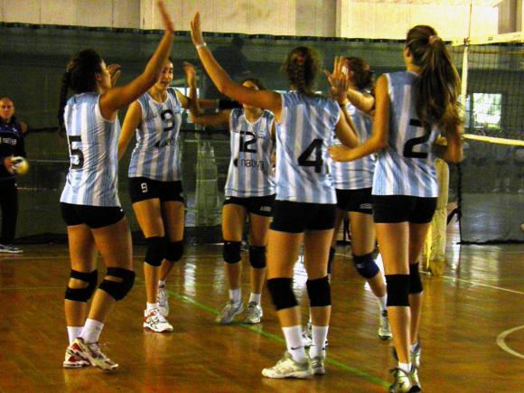 La Selección Femenina Menor en Brasil: Buen arranque de torneo.