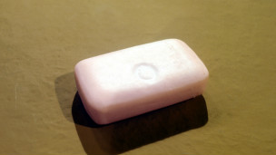 ¿Cómo hace el jabón para limpiar la suciedad?