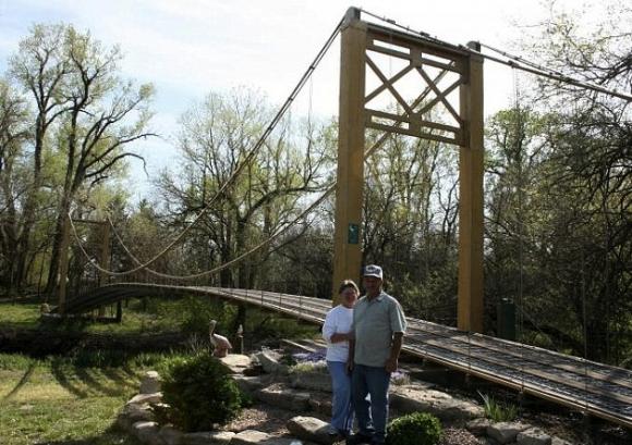 Un hombre construye una réplica de 50 metros del Golden Gate para atravesar su arroyo
