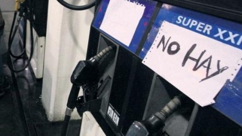 Mientras el país se queda sin combustible, el gobierno solo atina a multar a Camioneros.