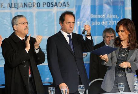 Mientras Scioli sufre la crisis, De Vido reparte fondos a los intendentes K