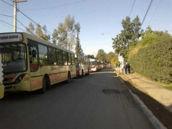 Alperovich y Cristina dejaron expuesta la maquinaria “clientelar” en Tucumán. MICROS, BANDERAS Y REPARTO DE ALIMENTOS.