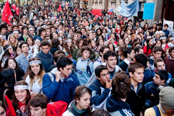 Colorida y juvenil presencia frente a la Legislatura de Buenos en defensa de la vida