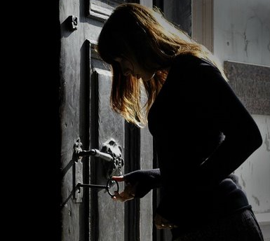 La voz detrás de la puerta.