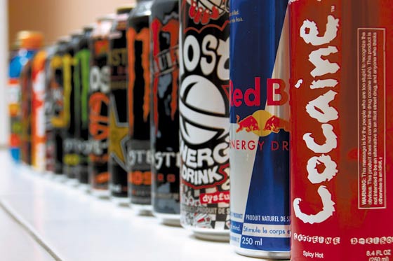Las bebidas energéticas y deportivas corroen el esmalte de los dientes
