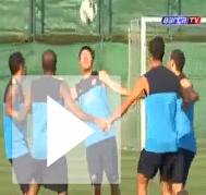 Messi se entretiene con curiosos ejercicios en las prácticas del Barcelona