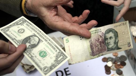 AFIP también bloquea la compra de dólares para viajar