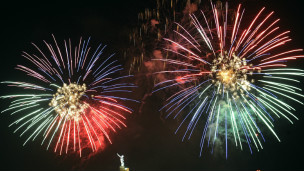 ¿Qué pasaría si lanzáramos fuegos artificiales en la Luna?