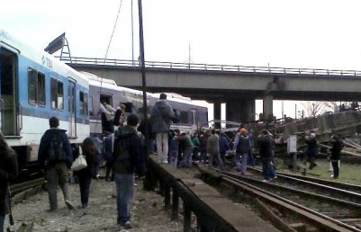 Descarriló un tren y dejó 35 afectados, salvo para Télam que habla de ¨seis heridos¨. PERIODISMO SIN-VERGÜENZA.