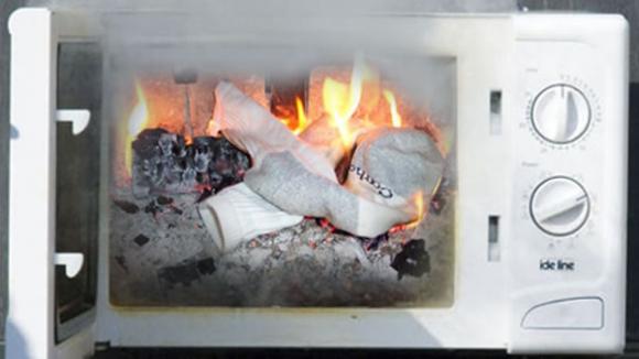 Incendia su casa tratando de secar su ropa en el microondas